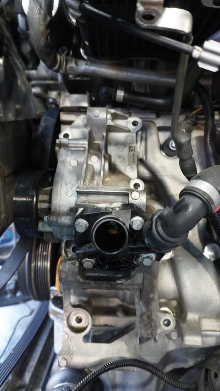 MINI ミニ F54 F55 F56 F57 F60 F系 クーパー S JCW ウォーターポンプ サーモスタットハウジング 水漏れ オーバーヒート 原因 サーモキャリア ジェネレーターキャリア