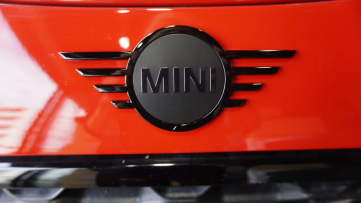 MINI ミニ F55 F56 F57 ブラックアウト エンブレム