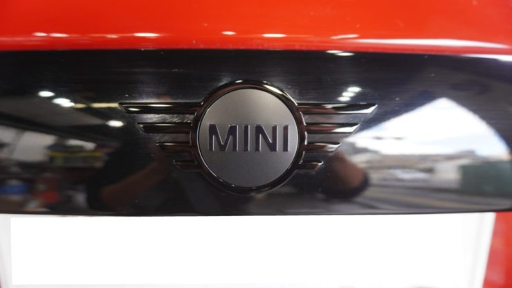 MINI ミニ F55 F56 F57 ブラックアウト エンブレム
