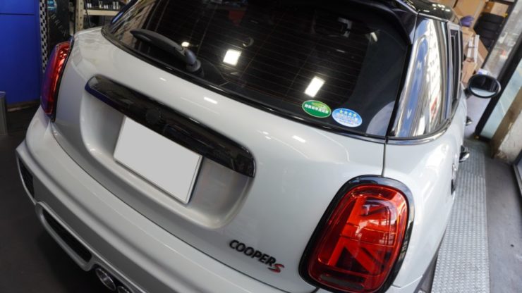 MINI ミニ F55 F56 ブラックアウト ウェストラインフィニッシャー ウィンドウモール ドアハンドル フューエルリッド LCI2 サイド ウィンカー ターンインジケーター フロント スプリッターエンブレム 
