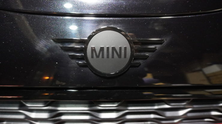 MINI ミニ F55 F56 F57 エンブレム ヘッドライト トリム テールライト フロントグリル フレーム インナー フューエルリッド ドアハンドル ウェストラインフィニッシャー ブラックアウト