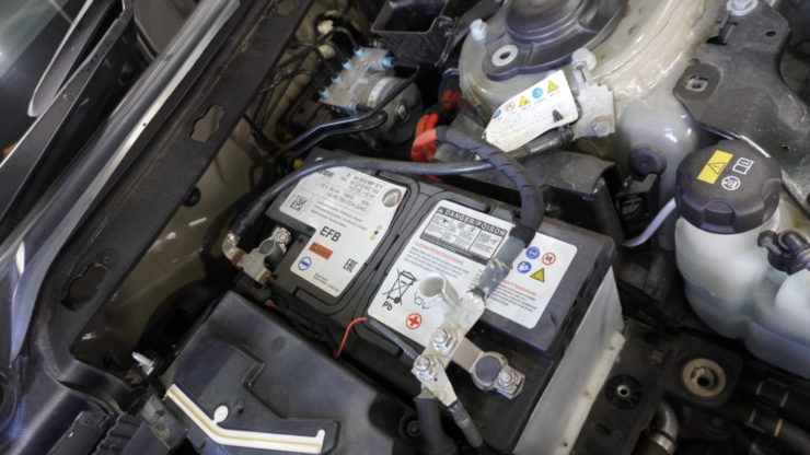 MINI ミニ F54 F55 F56 F57 F60 JCW クーパー S バッテリー 交換 AGM VARTA 純正 経年劣化 上がり ウィンドウウォッシャーポンプ ひび割れ 水漏れ