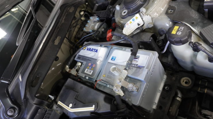 MINI ミニ F54 F55 F56 F57 F60 JCW クーパー S バッテリー 交換 AGM VARTA 純正 経年劣化 上がり ウィンドウウォッシャーポンプ ひび割れ 水漏れ