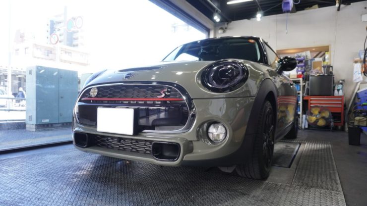 MINI ミニ F54 F55 F56 F57 F60 JCW クーパー S バッテリー 交換 AGM VARTA 純正 経年劣化 ウィンドウウォッシャーポンプ ひび割れ 水漏れ