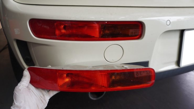 MINI ミニ F54 クラブマン バッテリー 交換 上がり 劣化 エンジン かからない  バンパー テールランプ 玉切れ 警告灯 ブレーキランプ 電球 熱 溶ける