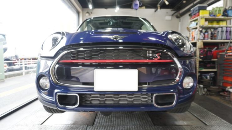 MINI ミニ F54 F55 F56 F57 フロントバンパー 内側 パネル 変色 劣化 交換 リフレッシュ 