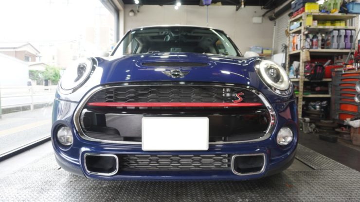MINI ミニ F54 F55 F56 F57 フロントバンパー 内側 パネル 変色 劣化 交換 リフレッシュ 