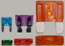 220px-Electrical_fuses,_plug-in_type,_different_sizes.jpg