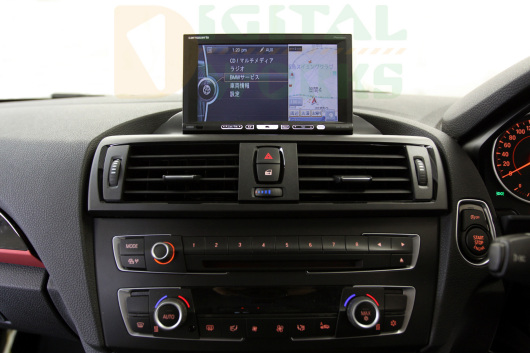 dac_f20r_navi_idrive_pbyp_up.jpg