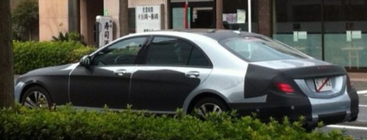 W222inFrontOfBondTokyo.jpg