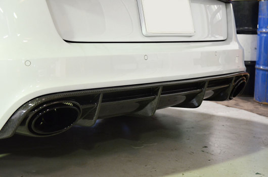 アウディ　RS6　カーボンパーツ