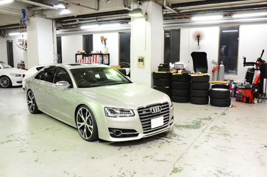 アウディ　S8　22インチ