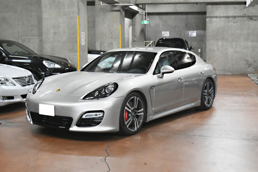 パナメーラ　GTS　同色ペイント　ブラックアウト