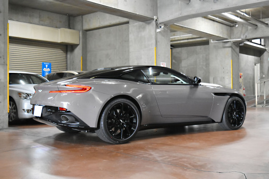 アストンマーティン　DB11　ホイールペイント　ダウンサス　レーダー