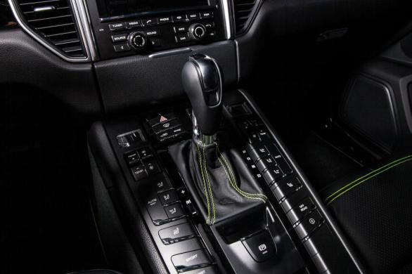 techart_for_porsche_macan_centre_console_0.jpg