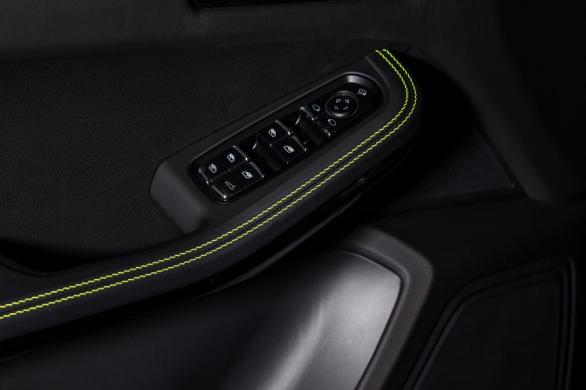 techart_for_porsche_macan_door_stitching_0.jpg