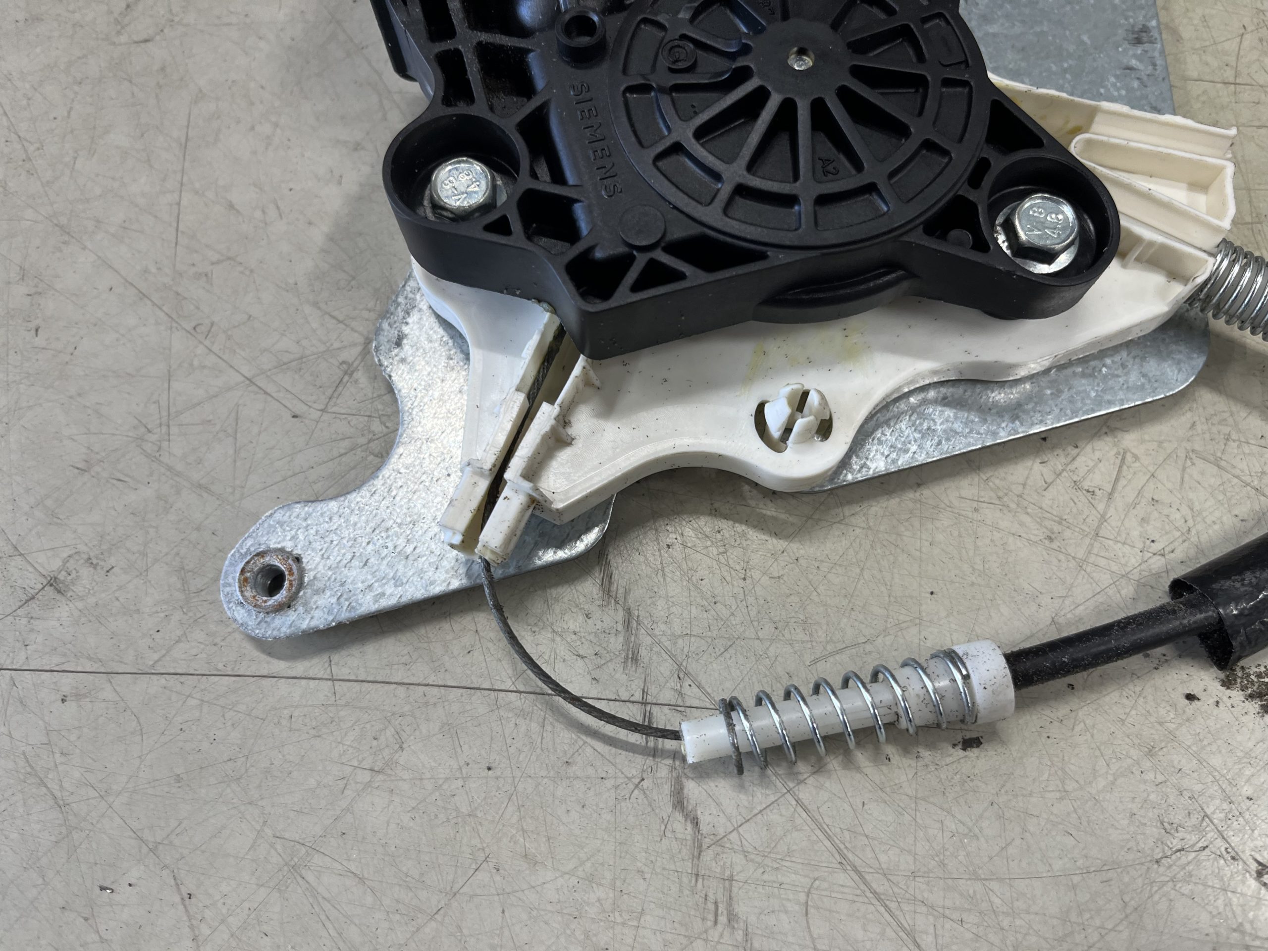 W463 ゲレンデ G550 G350d 窓落ち ウインドレギュレーター交換 Bond 葛飾