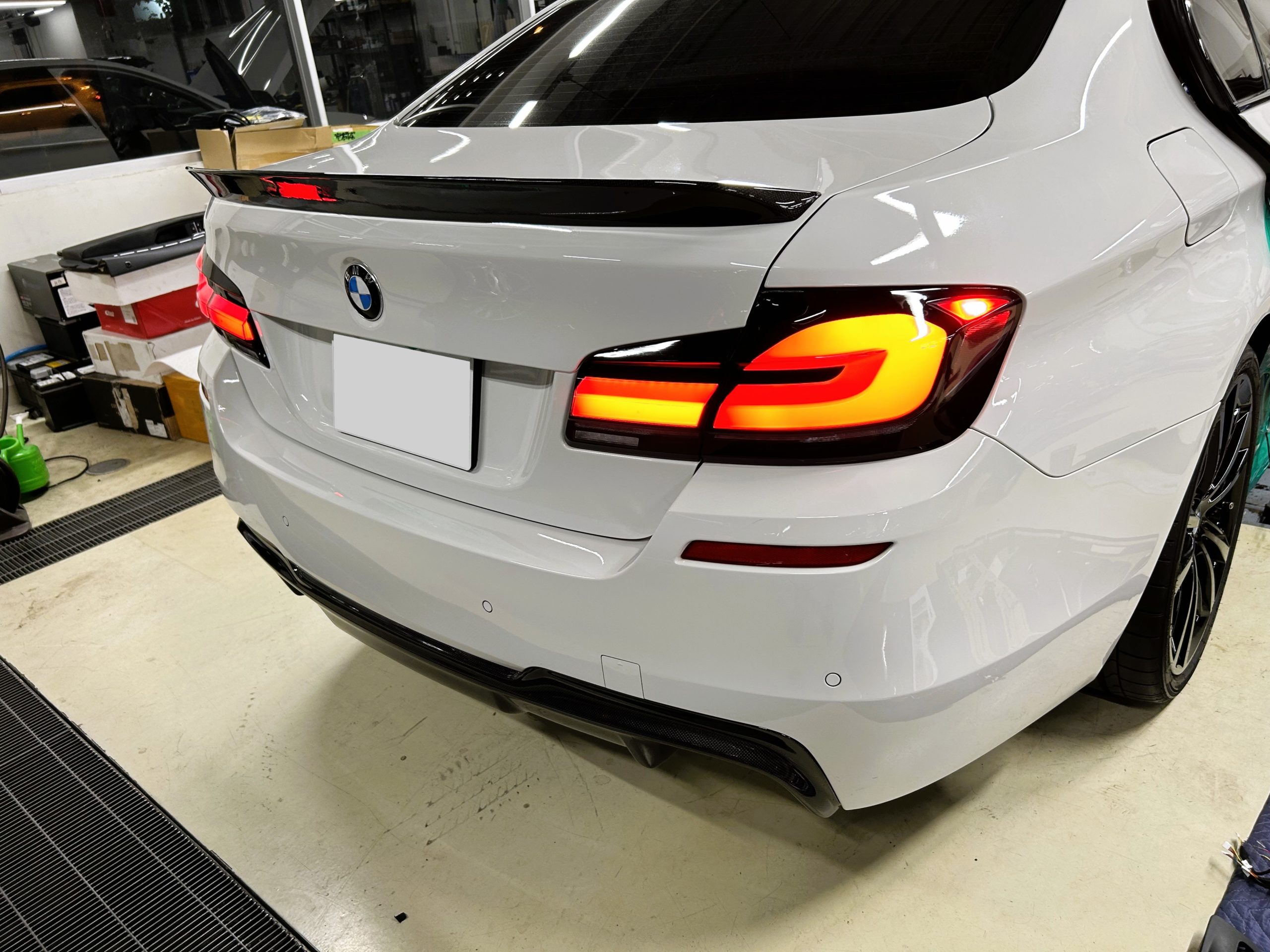 BMW 5シリーズ F10 ホイールヘペイント テールランプ交換 カーボンミラーカバー シーケンシャルウィンカー アンビエントライト bond 葛飾