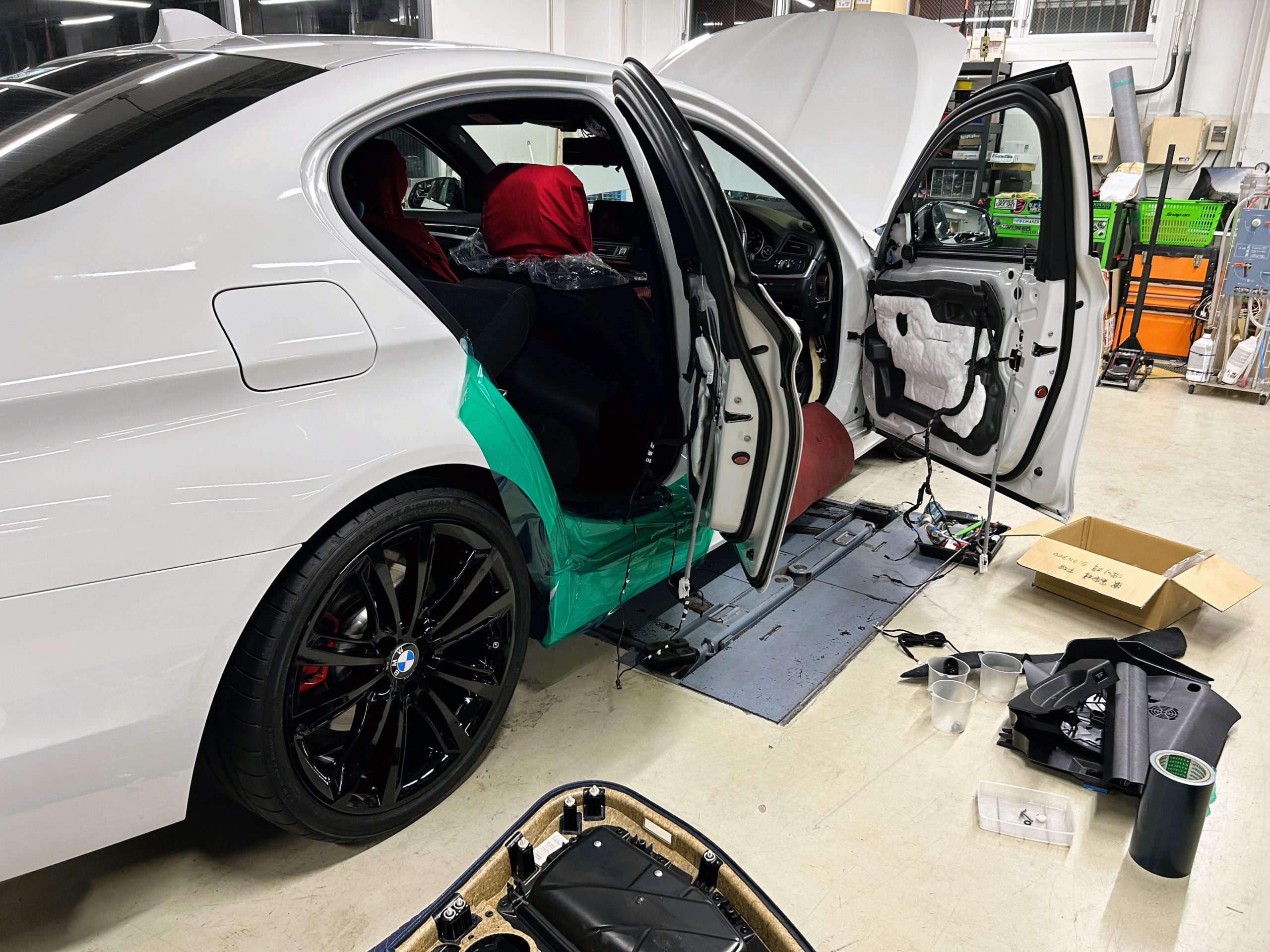 BMW 5シリーズ F10 ホイールヘペイント テールランプ交換 カーボンミラーカバー シーケンシャルウィンカー アンビエントライト bond 葛飾