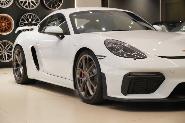 ボンド葛飾 ポルシェ 718ケイマン GT4