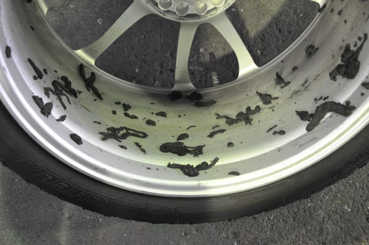 サーキット走行後のタイヤカス