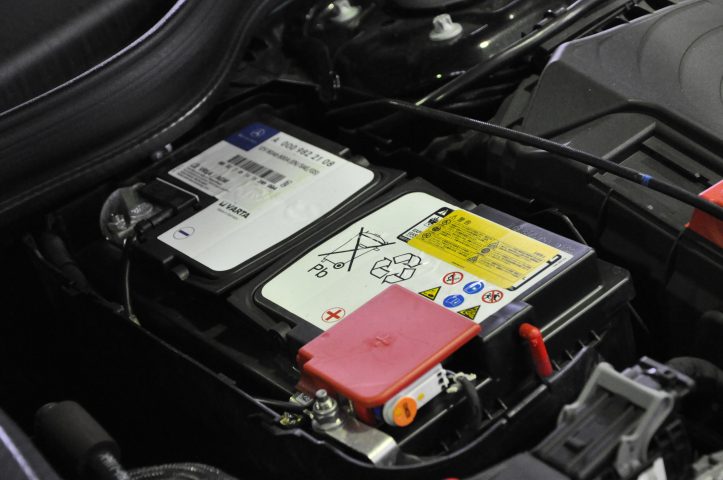 バッテリー交換　VARTA　AGM　メルセデスベンツ　AMG　A45