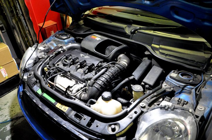 ミニR56エンジンルーム