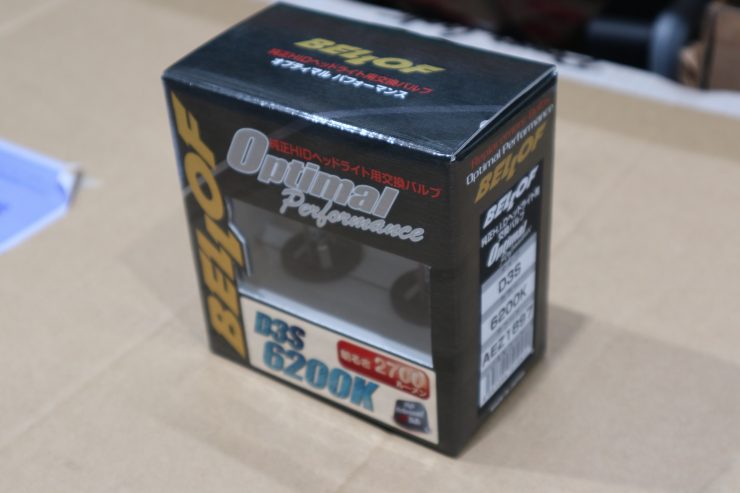 フェラーリ　HID　バルブ　交換