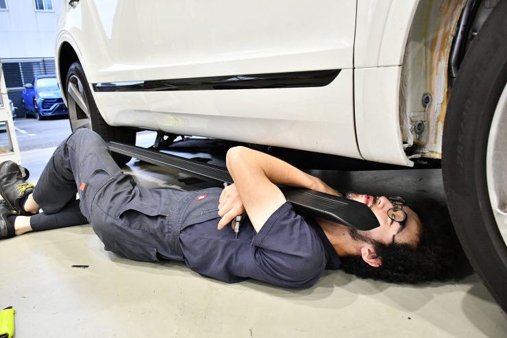 名古屋　BENTAYGA　ベンテイガ　電動サイドステップ　取付