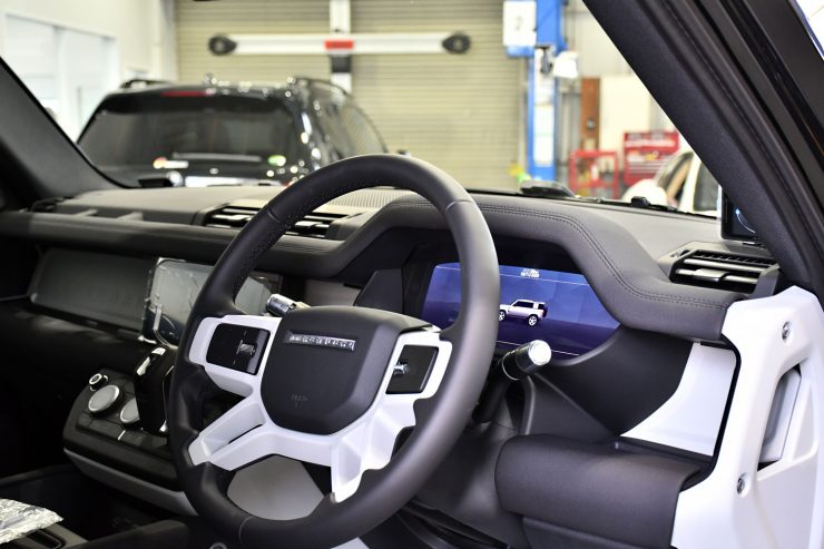 新型ディフェンダー　カスタム　レーダー探知機　ドライブレコーダー　ブラックアウト　ラッピング　カスタム　名古屋