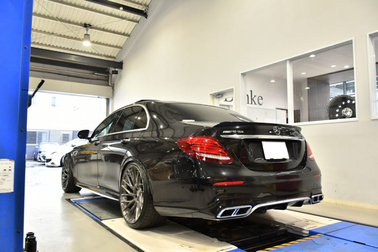 ベンツ　AMG　E63　W213　ローダウン　ロワリング　1221　アメ鍛　ホイール　21インチ　ブラックアウト　カスタム　名古屋