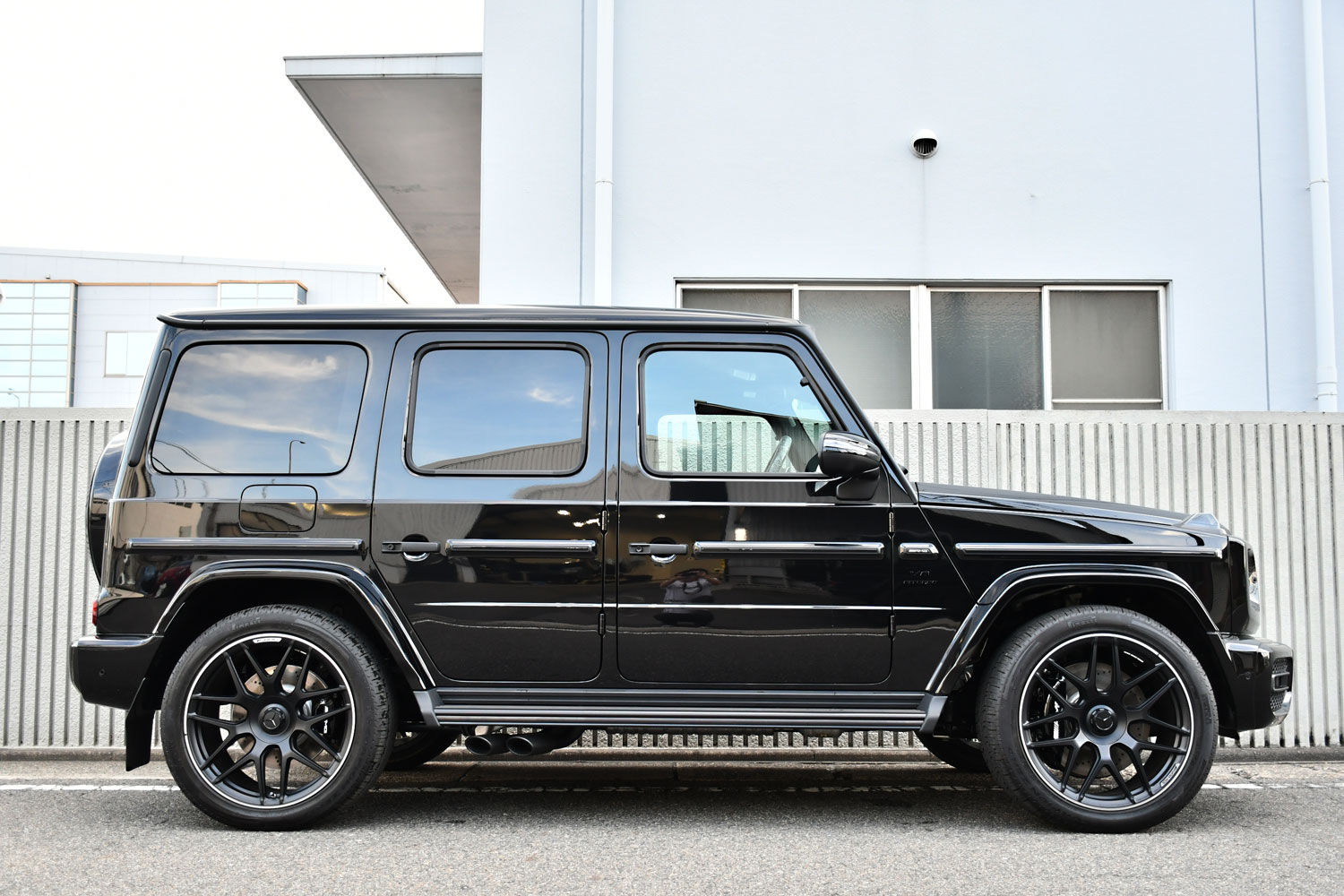 ベンツ　AMG　G63　Gクラス　ゲレンデ　ローダウン　ダウンサス　エンブレムペイント　ブラックアウト　カスタム　名古屋