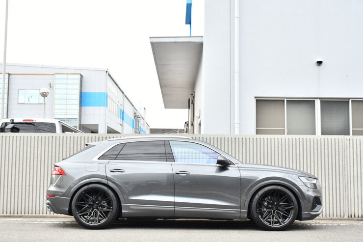 アウディ　Q8　23インチ　ローダウン　VOSSEN　ブラックアウト　ホイールペイント　カスタム　名古屋