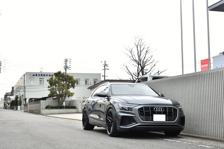 アウディ　Q8　VOSSEN　23インチ　ローダウン　ブラックアウト　カスタム　名古屋
