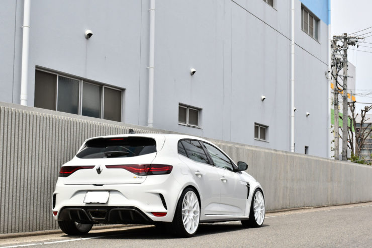 ルノー メガーヌRS ローダウン マフラー アクラポビッチ HRE アメ鍛 20インチ カスタム 名古屋