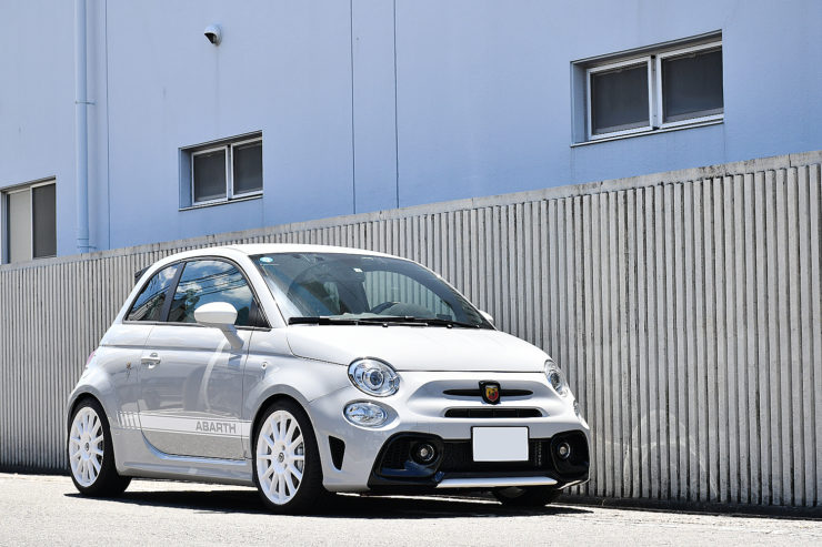 愛知県　名古屋　アバルト　ABARTH　FIAT　フィアット　カスタム　695　エッセエッセ　esseesse　ペイント　ブラックアウト　ローダウン　スペサー