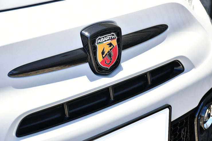 愛知県　名古屋　アバルト　ABARTH　FIAT　フィアット　カスタム　695　エッセエッセ　esseesse　ペイント　ブラックアウト　ローダウン　スペサー