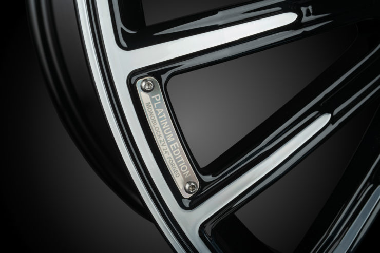 State-of-the-art in-house manufacturing processes in combination with a classic "Signature Black" finish as well as an exclusive 20-spoke design ensure a typical BRABUS look and maximum strength. The low weight ensures improved road holding and optimal handling. Discover elegance. Discover the BRABUS Monoblock ZV “Platinum Edition”.