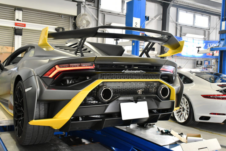 愛知県 名古屋 ウラカン Huracan Lamborghini Akrapovic アクラポビッチ マフラー ASR エキゾーストフラップ 取り付け カスタム ボンド