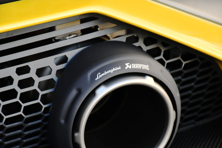 愛知県 名古屋 ウラカン Huracan Lamborghini Akrapovic アクラポビッチ マフラー ASR エキゾーストフラップ 取り付け カスタム ボンド