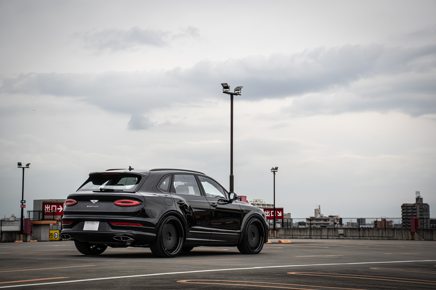 ベントレー ベンテイガ ブラックアウト ローダウン HRE ヴィンテージ935 24インチ ホイール カスタム 名古屋