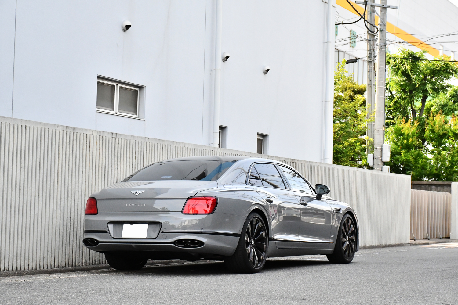 愛知県 名古屋 ベントレー フラスパ BENTLEY FLYINGSPUR デジタルインナーミラー ローダウン ボンネットマスコット点灯 カスタム ボンド ボンド名古屋