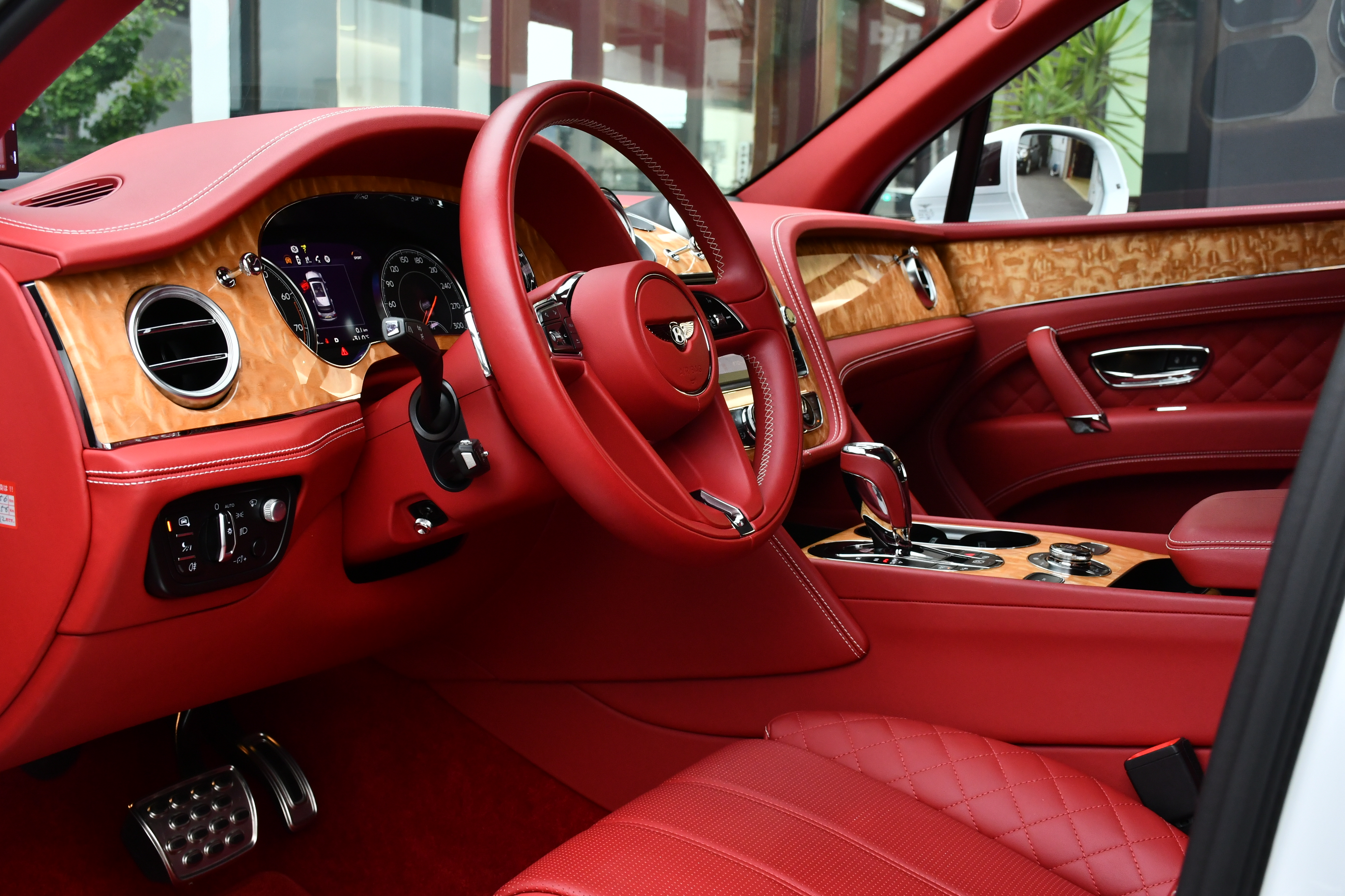 ベンテイガ ベントレー BENTLEY BENTAYGA W12 在庫車 ホワイト マリナー naim ネイム ツーリングスペック フロントシートコンフォートスペック ソフトクローズドア パノラマガラスサンルーフ
