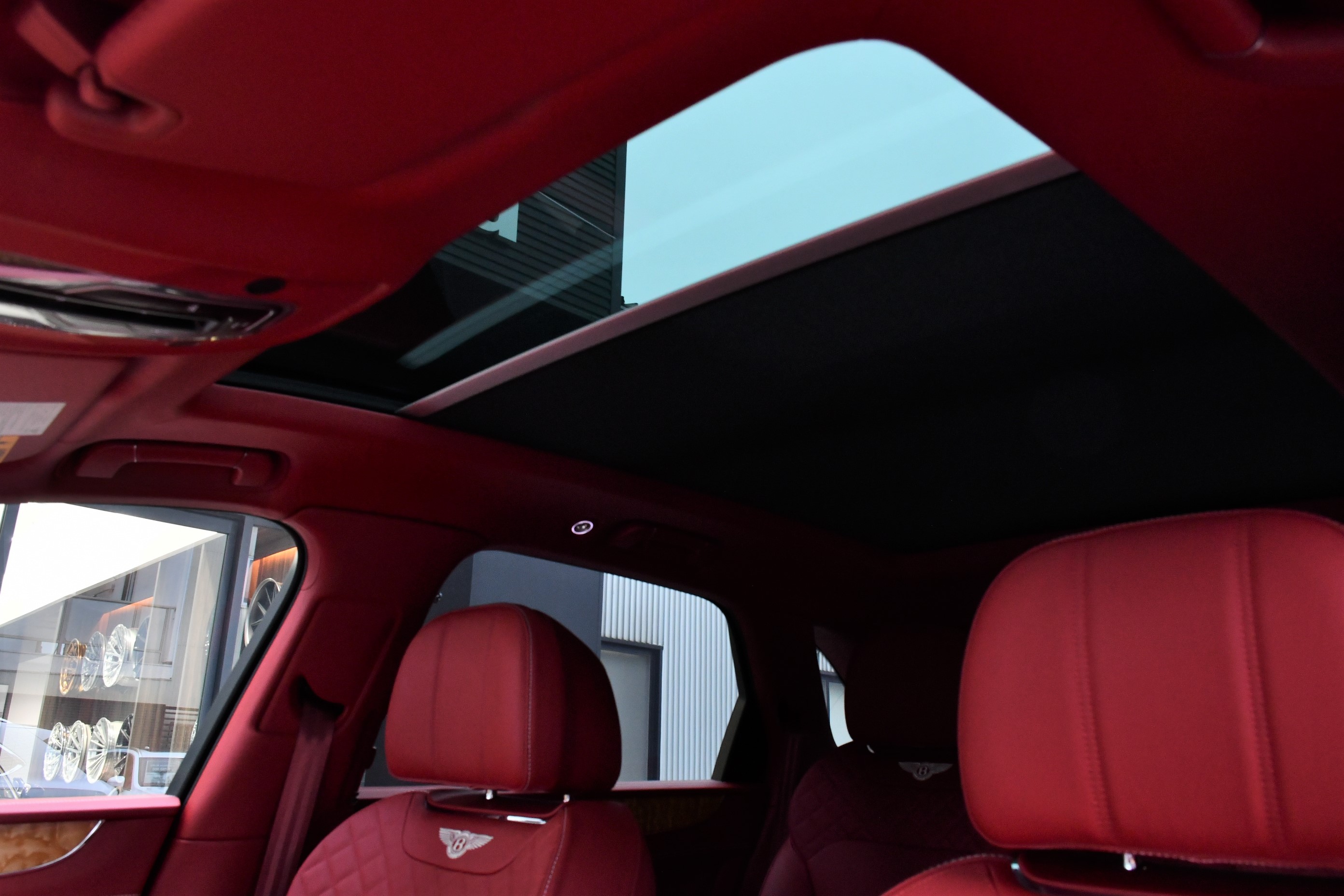 ベンテイガ ベントレー BENTLEY BENTAYGA W12 在庫車 ホワイト マリナー naim ネイム ツーリングスペック フロントシートコンフォートスペック ソフトクローズドア パノラマガラスサンルーフ