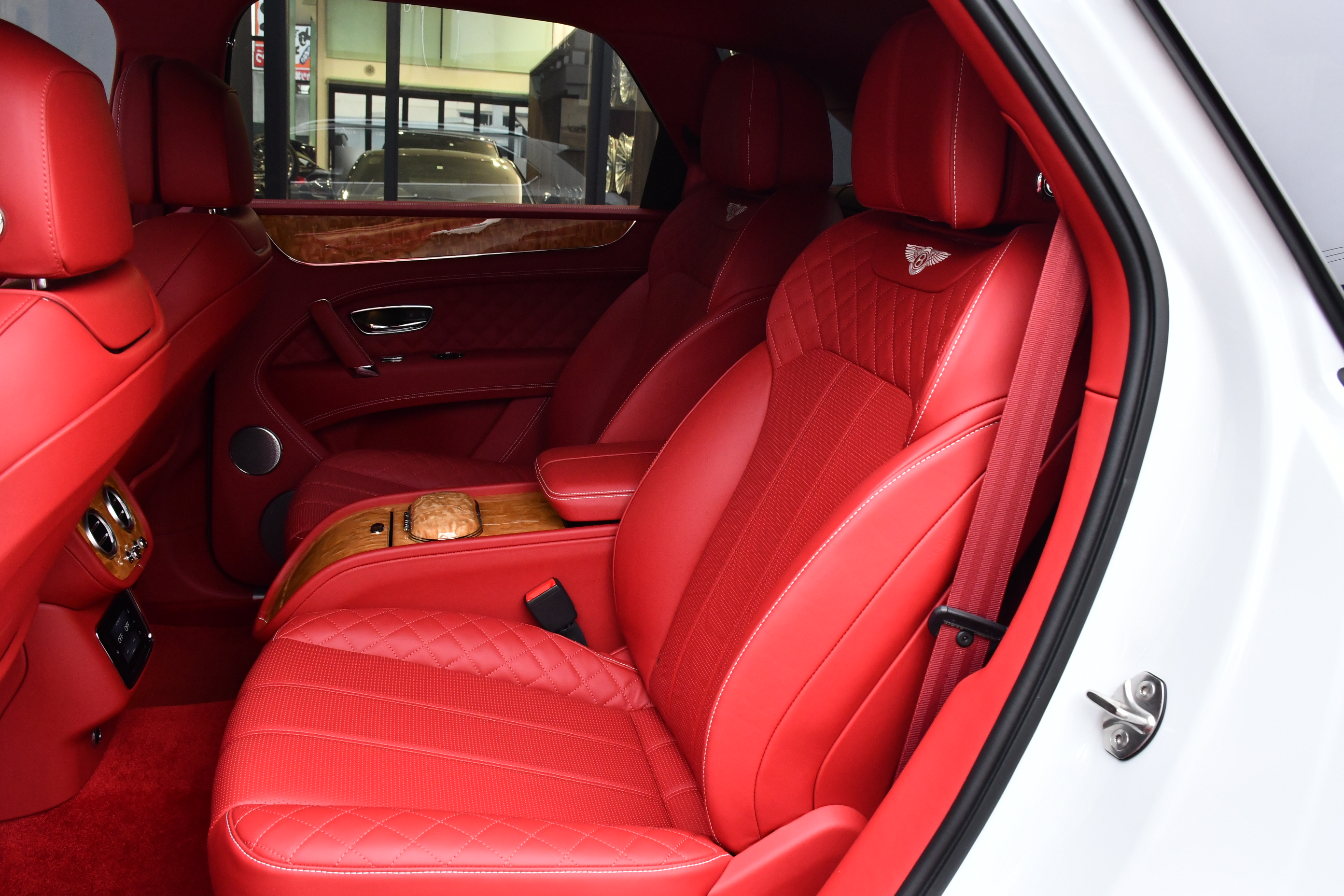 ベンテイガ ベントレー BENTLEY BENTAYGA W12 在庫車 ホワイト マリナー naim ネイム ツーリングスペック フロントシートコンフォートスペック ソフトクローズドア パノラマガラスサンルーフ