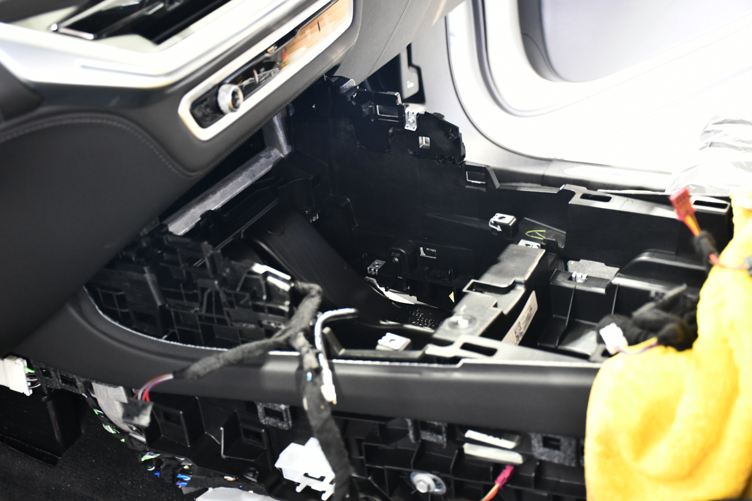 愛知県 名古屋 BMW XM TVキャンセラー 取付け ボンド ボンド名古屋