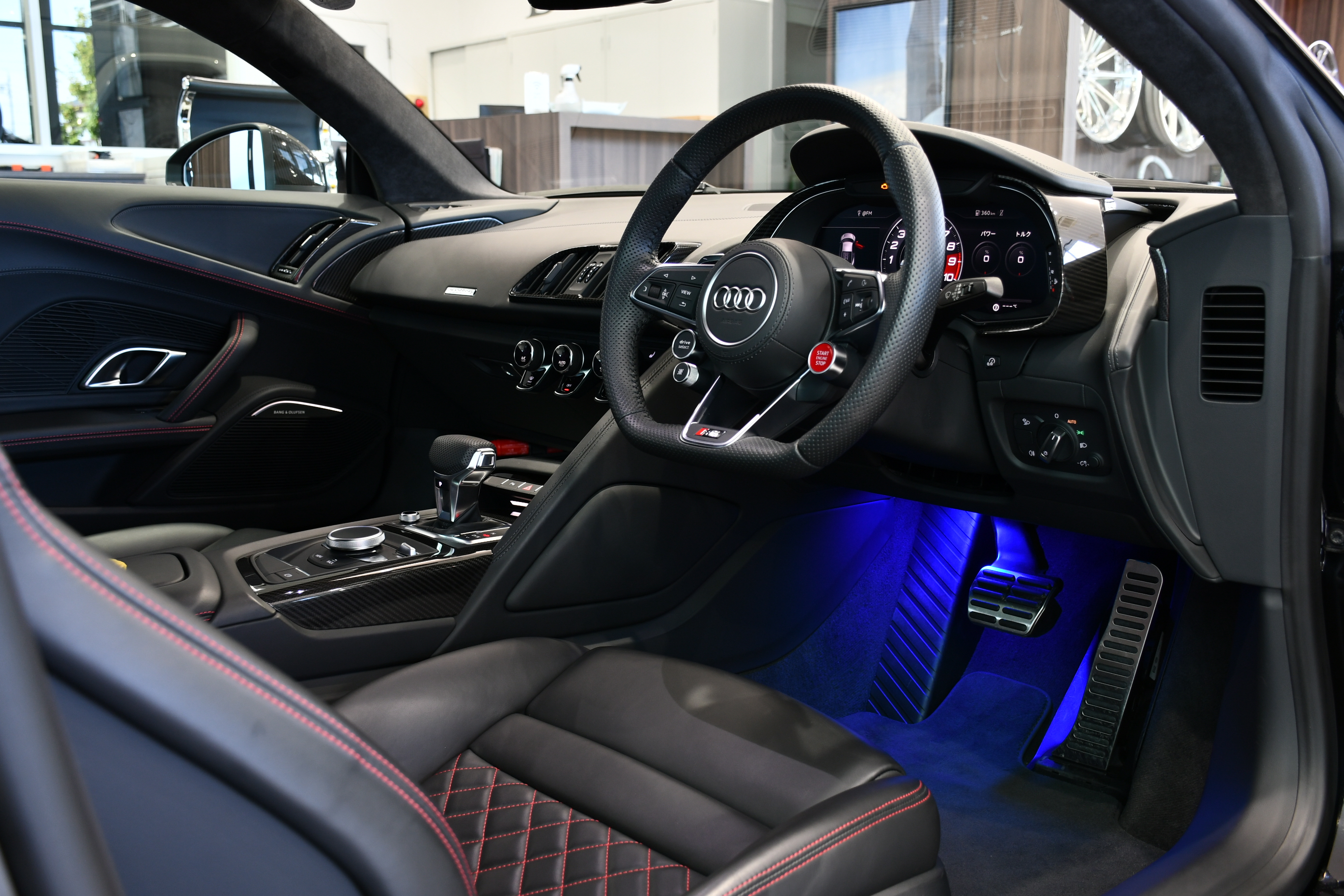 AUDI　 Bang＆Olfsen　 bond cars NAGOYA　 R8　 R8 Coupe V10 Perfomance V10　アウディ　カーボンエンジンカバー　カーボンパーツ　ダイナミックステアリング　クーペ　 右ハンドル　最終型
