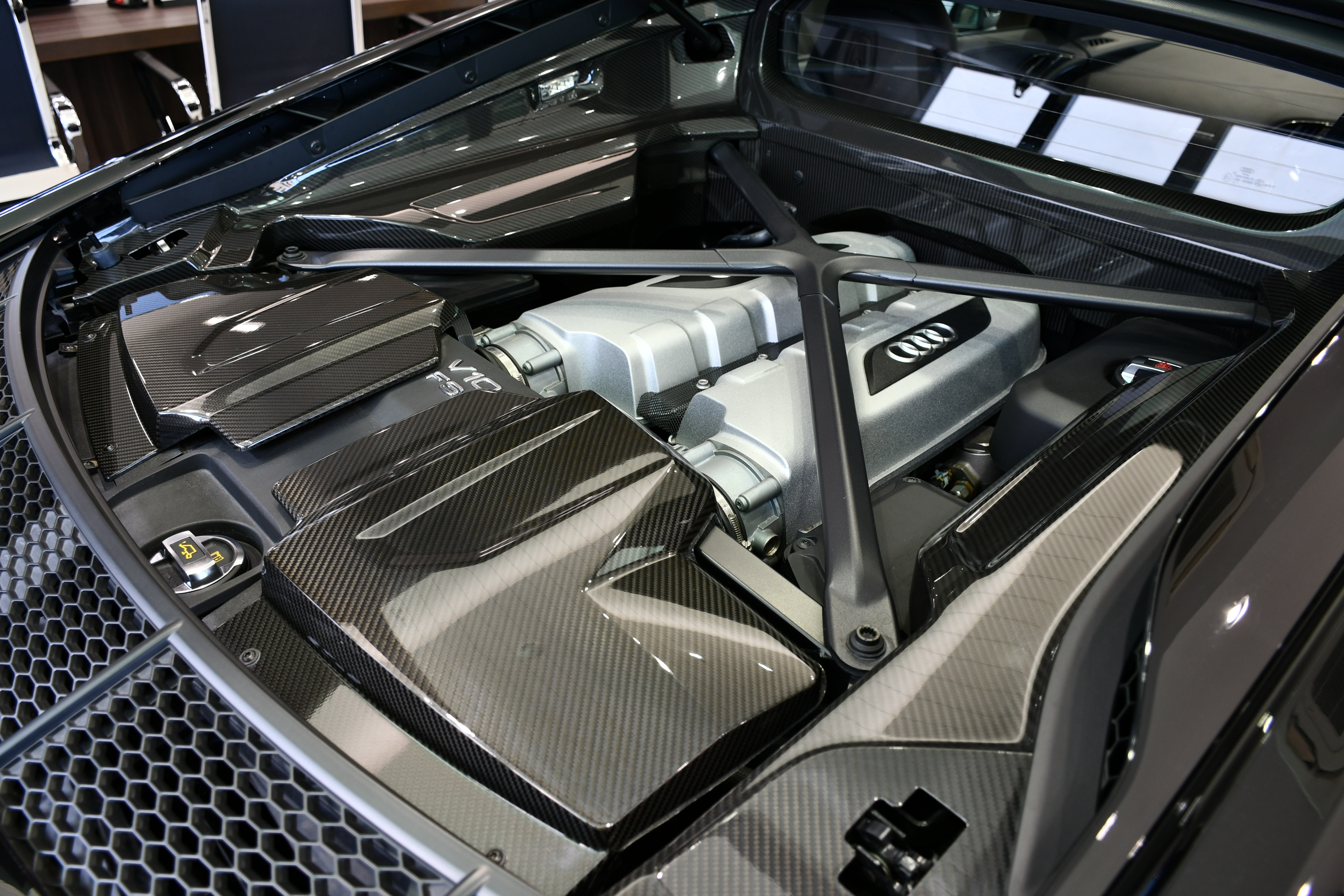 AUDI　 Bang＆Olfsen　 bond cars NAGOYA　 R8　 R8 Coupe V10 Perfomance V10　アウディ　カーボンエンジンカバー　カーボンパーツ　ダイナミックステアリング　クーペ　 右ハンドル　最終型