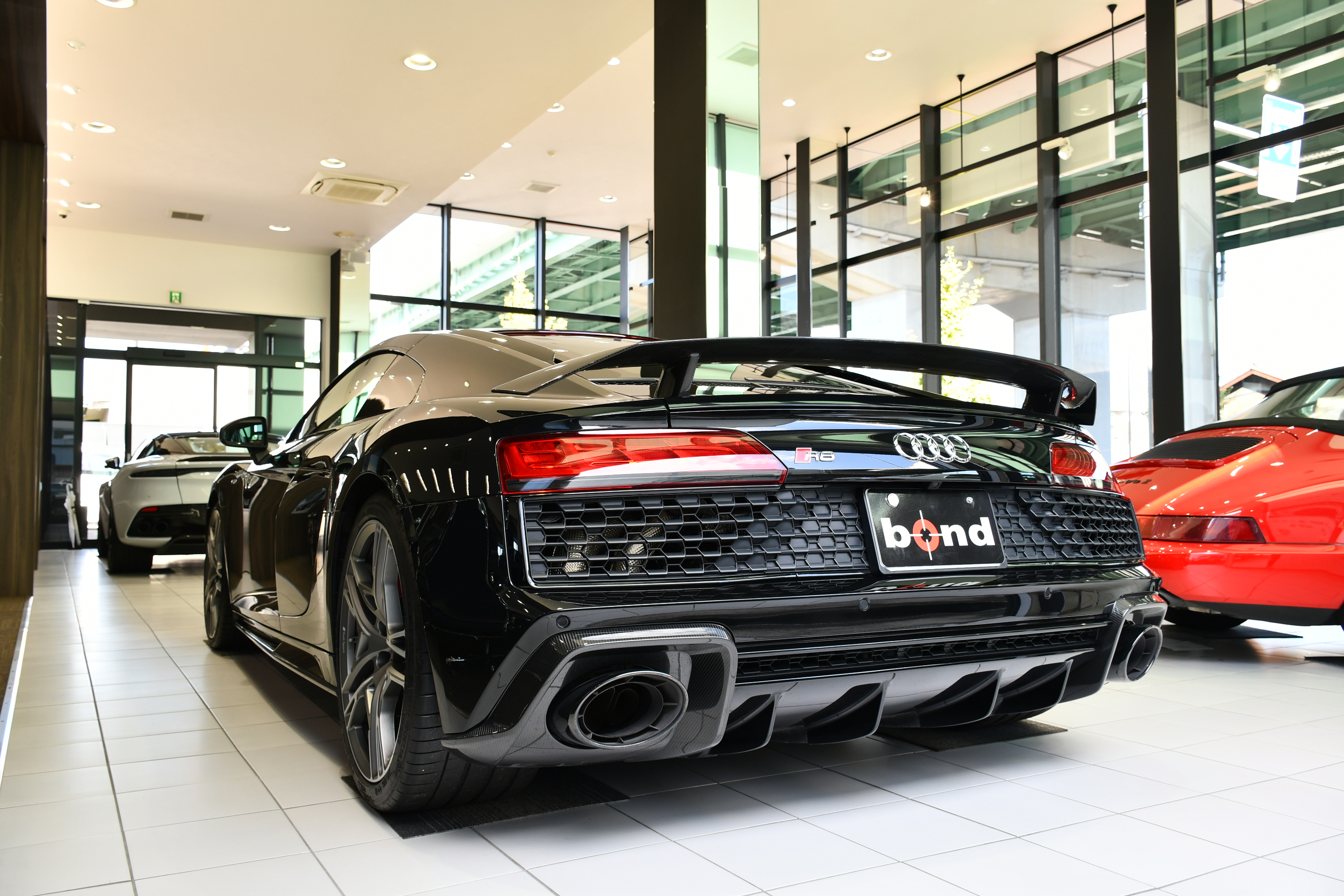 AUDI　 Bang＆Olfsen　 bond cars NAGOYA　 R8　 R8 Coupe V10 Perfomance V10　アウディ　カーボンエンジンカバー　カーボンパーツ　ダイナミックステアリング　クーペ　 右ハンドル　最終型