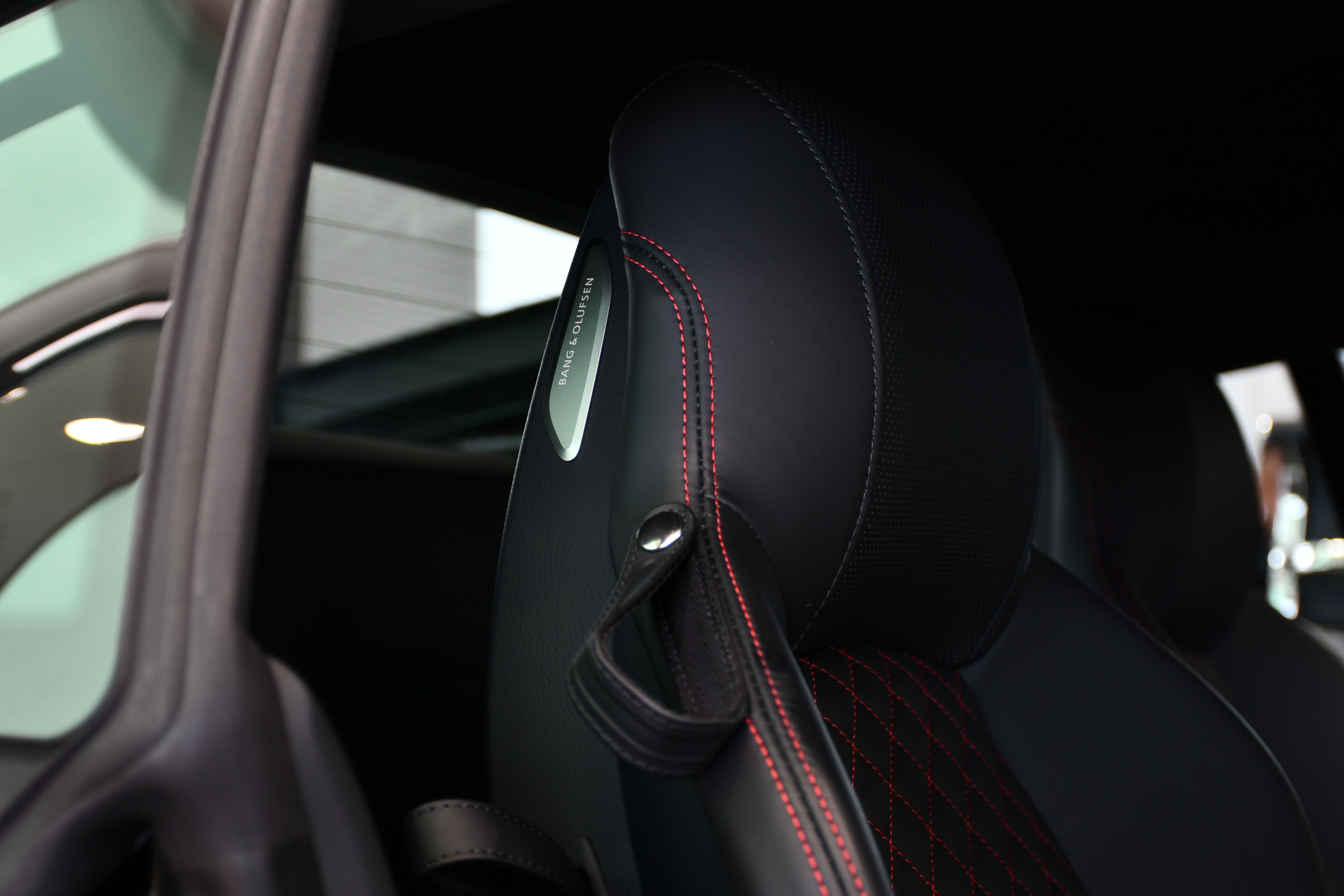 AUDI　 Bang＆Olfsen　 bond cars NAGOYA　 R8　 R8 Coupe V10 Perfomance V10　アウディ　カーボンエンジンカバー　カーボンパーツ　ダイナミックステアリング　クーペ　 右ハンドル　最終型